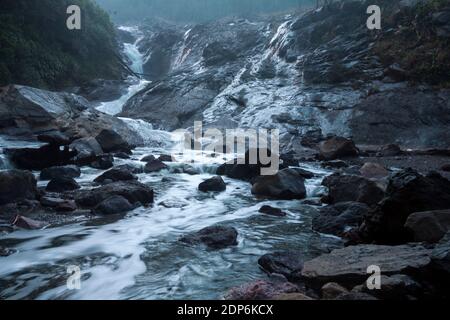 Kalipait ist ein Fluss mit hohem Schwefelgehalt, der vom Kratersee Ijen stammt Stockfoto