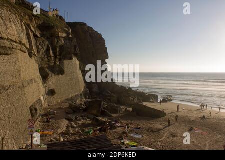 Klippen bei Azenhas do Mar, eine Küstenstadt in der Gemeinde Sintra, Portugal Stockfoto