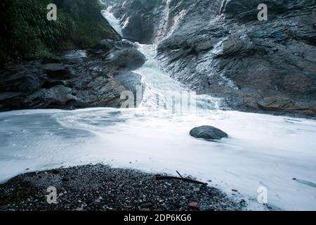 Kalipait ist ein Fluss mit hohem Schwefelgehalt, der vom Kratersee Ijen stammt Stockfoto