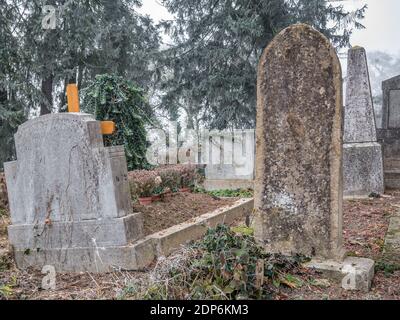 Gräber und Grabsteine auf dem Friedhof in der Nähe der Kirche auf dem Hügel in Sighisoara. Stockfoto