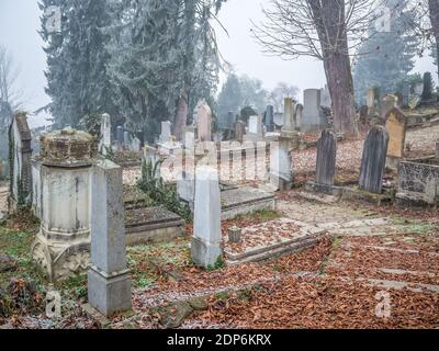 Gräber und Grabsteine auf dem Friedhof in der Nähe der Kirche auf dem Hügel in Sighisoara. Stockfoto