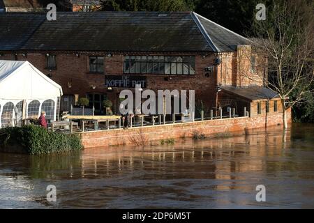 Hereford, Herefordshire - Samstag, 19. Dezember 2020 - Arbeiter beeilen sich, zusätzliche Hochwasserschutzmaßnahmen an der Wand eines Pub am Flussufer zu errichten, da der Fluss Wye nach mehreren Tagen starken Regens voraussichtlich auf 4,8 m steigen wird. Der Pub pumpt bereits Wasser aus seinen Kellern. Foto Steven May / Alamy Live News Stockfoto