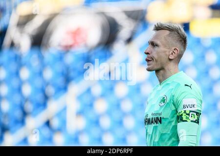 Braunschweig, Deutschland. Dezember 2020. Fußball: 2. Bundesliga, Eintracht Braunschweig - SpVgg Greuther Fürth, Matchday 13 im Eintracht-Stadion. Fürth-Torwart Sascha Burchert ist auf dem Platz. Quelle: Swen Pförtner/dpa - WICHTIGER HINWEIS: Gemäß den Bestimmungen der DFL Deutsche Fußball Liga und/oder des DFB Deutscher Fußball-Bund ist es untersagt, im Stadion und/oder des Spiels aufgenommene Fotos in Form von Sequenzbildern und/oder videoähnlichen Fotoserien zu verwenden oder zu verwenden./dpa/Alamy Live News Stockfoto