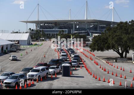 Miami Gardens, FL, USA. Dezember 2020. Coronavirus (COVID-19) Laufwerk in Testgelände, auf dem Parkplatz des Hard Rock Stadium als Florida berichtete mehr als 13,148 neue Fälle von COVID-19 am 18. Dezember 2020 in Miami Gardens, Florida. Quelle: Mpi04/Media Punch/Alamy Live News Stockfoto