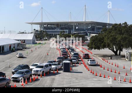 Miami Gardens, FL, USA. Dezember 2020. Coronavirus (COVID-19) Laufwerk in Testgelände, auf dem Parkplatz des Hard Rock Stadium als Florida berichtete mehr als 13,148 neue Fälle von COVID-19 am 18. Dezember 2020 in Miami Gardens, Florida. Quelle: Mpi04/Media Punch/Alamy Live News Stockfoto