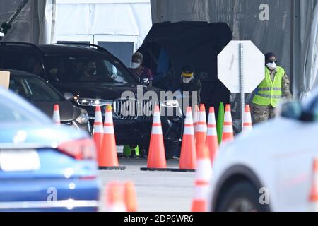 Miami Gardens, FL, USA. Dezember 2020. Coronavirus (COVID-19) Laufwerk in Testgelände, auf dem Parkplatz des Hard Rock Stadium als Florida berichtete mehr als 13,148 neue Fälle von COVID-19 am 18. Dezember 2020 in Miami Gardens, Florida. Quelle: Mpi04/Media Punch/Alamy Live News Stockfoto