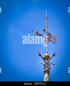 Eine vertikale Aufnahme einer Wetterfahne in Astorga, Spanien Stockfoto
