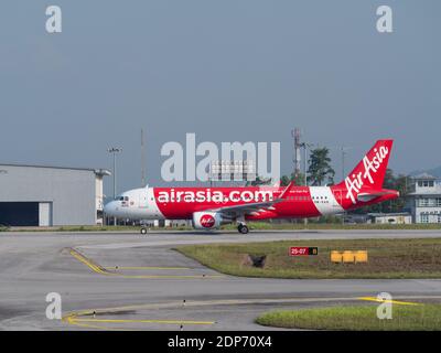 Air Asia Airbus A320 auf der Start- und Landebahn des internationalen Flughafens Kuching in Kuching, Sarawak, Malaysia Stockfoto