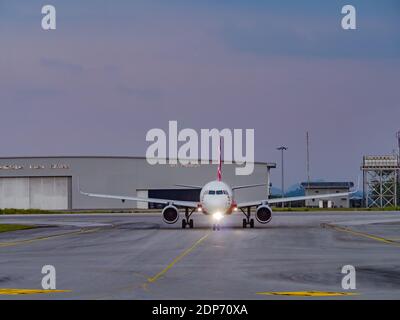 Air Asia Airbus A320 bei Ankunft am Kuching International Airport in Kuching, Sarawak, Malaysia Stockfoto