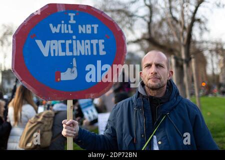 Protestant mit einem Plakat "Ich werde nicht impfen" während des COVID-19 Anti-Impfstoff-Protests, Parliament Square, London, 14. Dezember 2020 Stockfoto