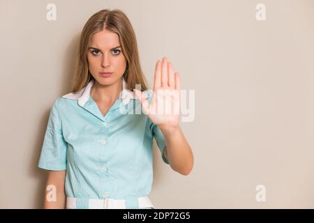 Bild der Krankenschwester mit Stoppschild. Stockfoto