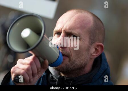 Porträt eines Mannes, der während des COVID-19 Anti-Impfstoff-Protests im Megaphon spricht, Westminster, London, 14. Dezember 2020 Stockfoto