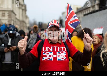 Porträt eines älteren Mannes mit Union Jack während des COVID-19 Anti-Impfstoff-Protests, Parliament Square, London, 14. Dezember 2020 Stockfoto