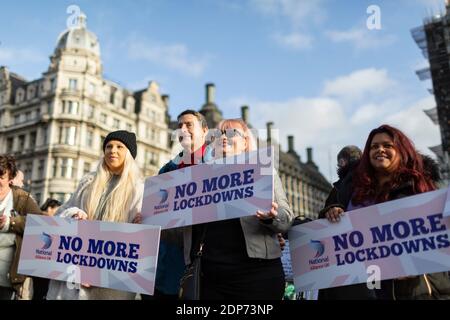 Protestierende, die während des Anti-Impfstoff-Protestes COVID-19 Plakate mit „Keine Sperrungen mehr“ hielten, Parliament Square, London, 14. Dezember 2020 Stockfoto