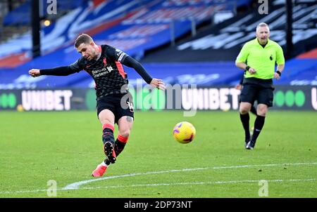 Liverpools Jordan Henderson schießt beim Premier League-Spiel im Selhurst Park, London, seinen vierten Treffer ein. Stockfoto