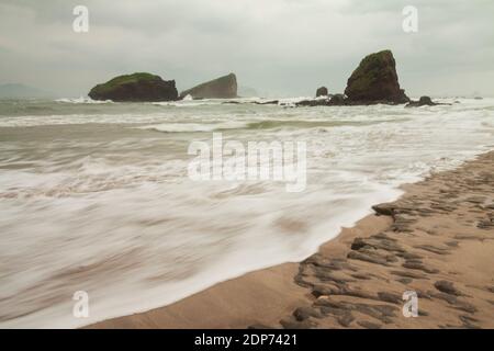 Der Strand von Papuma ist eines der Reiseziele für Meerestourismus im Bezirk Jember. Der perfekte Ort, um Sonnenaufgänge und Sonnenuntergänge zu genießen. Stockfoto