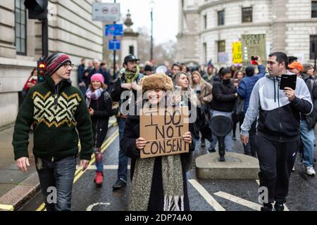 Protestierende marschieren während COVID-19 Anti-Impfstoff Protest, Westminster, London, 14. Dezember 2020 Stockfoto