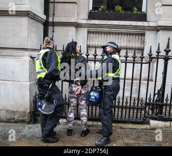 London, Großbritannien, 19. Dezember 2020. Eine starke Polizeipräsenz in London Deal schnell mit Antilockdown Demonstranten machen Hunderte von Festnahmen, da der Protest war nicht legal und war Anti-Coven-Regelungen .Paul Quezada-Neiman/Alamy Live News Stockfoto