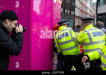 Ein Fotograf fängt eine Verhaftung während des COVID-19 Anti-Impfstoff-Protests, Westminster, London, 14. Dezember 2020 ein Stockfoto