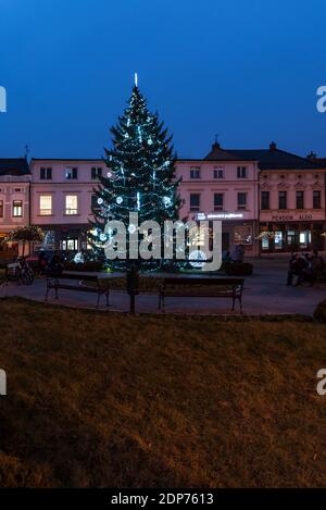 Weihnachtsbaum am 2020. Dezember auf Masarykovo namesti Platz in Karvina Stadt in der Tschechischen republik Stockfoto