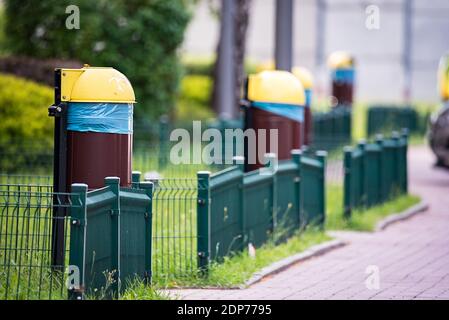 Abfalleimer auf dem Bürgersteig. Sauberkeit in der Stadt. Ordnung an öffentlichen Orten bewahren. Stockfoto