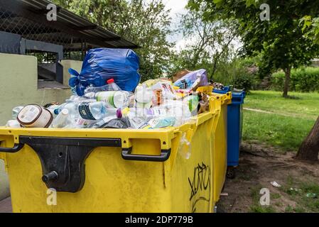 Legionowo, Polen - 9. Juli 2020: Container mit abgetrenntem Abfall. Mülltrennung in der Stadt. Kunststoffabfälle in einem Behälter. Stockfoto