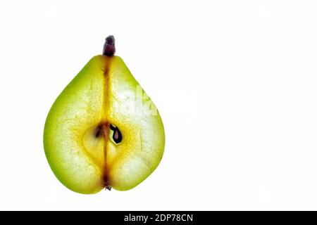 Grüne Birne Scheibe isoliert auf weißem Hintergrund mit Kopierraum, Draufsicht und Struktur. Gesundes veganes Essen. Stockfoto