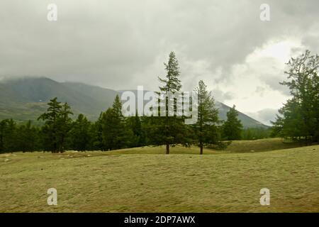 Eine wunderschöne Landschaft umgeben von Bergen, die unter der Wolken glänzen Himmel Stockfoto