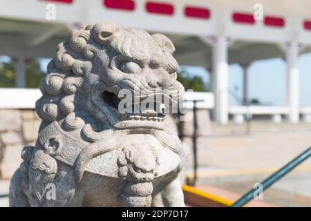 Wunderschöne Löwensteinstatue aus der Nähe. Victoria Peak Gardens. Pavillon auf dem Gelände der ehemaligen Mountain Lodge. Stockfoto