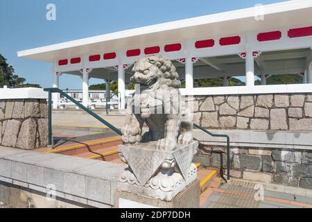 Wunderschöne Löwensteinstatue, Victoria Peak Gardens. Pavillon auf dem Gelände der ehemaligen Mountain Lodge. Stockfoto