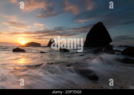 Der Strand von Papuma ist eines der Reiseziele für Meerestourismus im Bezirk Jember. Der perfekte Ort, um Sonnenaufgänge und Sonnenuntergänge zu genießen. Stockfoto