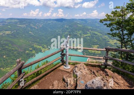 Aussichtspunkt im Nationalpark Tara, Serbien. Wunderschöne Landschaft der Schlucht des Flusses Drina und des Perucac-Sees. Stockfoto