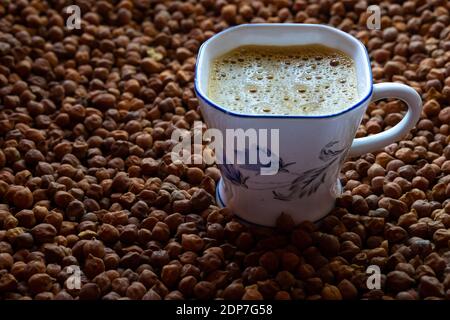 Frischer Kaffee in einer weißen Tasse auf einem Gramm Hintergrund Stockfoto
