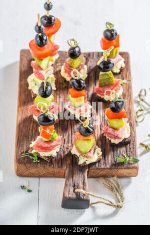 Hausgemachte kalte Snacks aus Gemüse und Kräutern auf weiß Tabelle Stockfoto