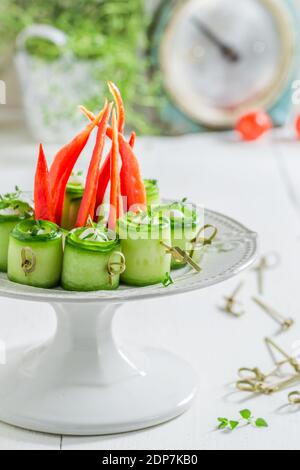 Einzigartige kalte Snacks aus Gurke und Eiern auf Weiß Platte Stockfoto