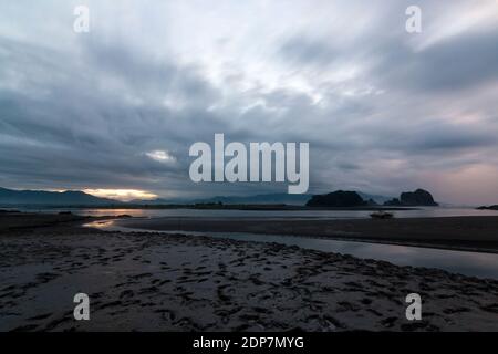 Payangan Strand ist eines der marinen Tourismus Destinationen in Jember Bezirk, Ost-Java. Stockfoto