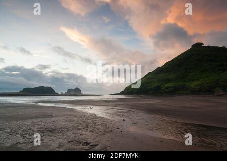 Payangan Strand ist eines der marinen Tourismus Destinationen in Jember Bezirk, Ost-Java. Stockfoto