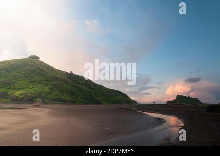 Payangan Strand ist eines der marinen Tourismus Destinationen in Jember Bezirk, Ost-Java. Stockfoto