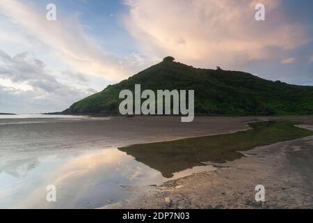 Payangan Strand ist eines der marinen Tourismus Destinationen in Jember Bezirk, Ost-Java. Stockfoto