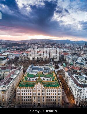 Budapest, Ungarn. Gebäude der Staatsschatzkammer mit ungarischem Parlament Stockfoto