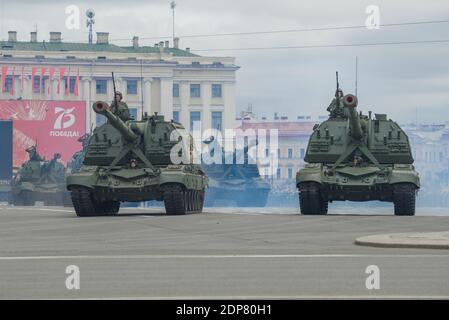 ST. PETERSBURG, RUSSLAND - 20. JUNI 2020: Konvoi von selbstfahrenden Artillerieanlagen 2S19 'Msta-S' bei der Generalprobe der Militärparade in hono Stockfoto