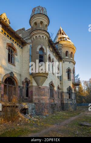 Die Türme des verlassenen Haupthauses des alten Gutshauses Eliseevs (1912) im Dorf Belogorka. Leningrad, Russland Stockfoto