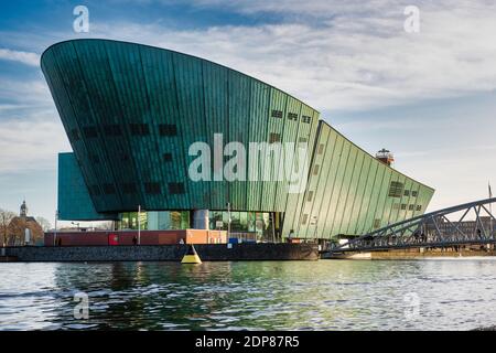 Aufnahme des Nemo Science Museums in Amsterdam aus Der Fluss IJ Stockfoto