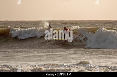 Langland Bay, Swansea, Großbritannien. Dezember 2020. Surfer in Weihnachtskleidung fahren heute Morgen bei stürmischem Wetter in der Langland Bay in der Nähe von Swansea ins Meer. PIC von Lisa Dawson Rees Kredit: Phil Rees/Alamy Live Nachrichten Stockfoto