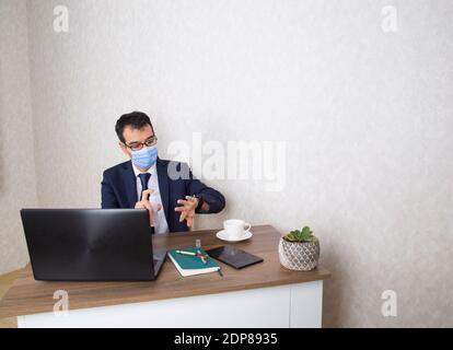 offizier, der die Hände desinfiziert, um sich vor dem Coronovirus zu schützen Stockfoto