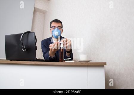 offizier, der die Hände desinfiziert, um sich vor dem Coronovirus zu schützen Stockfoto