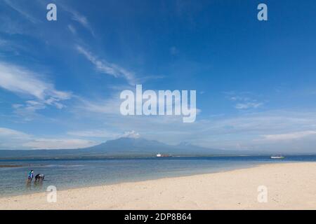 Tabuhan Island ist eines der marinen Tourismus Destinationen in Banyuwangi Regentschaft, Ost-Java. Stockfoto