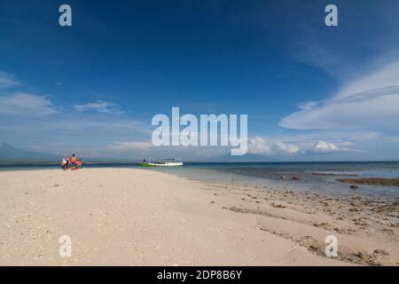 Tabuhan Island ist eines der marinen Tourismus Destinationen in Banyuwangi Regentschaft, Ost-Java. Stockfoto