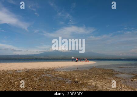 Tabuhan Island ist eines der marinen Tourismus Destinationen in Banyuwangi Regentschaft, Ost-Java. Stockfoto