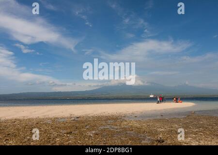 Tabuhan Island ist eines der marinen Tourismus Destinationen in Banyuwangi Regentschaft, Ost-Java. Stockfoto